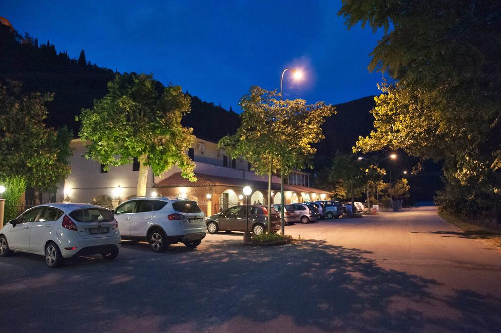 Albergo Magrini Della Genga Genga  Exteriör bild