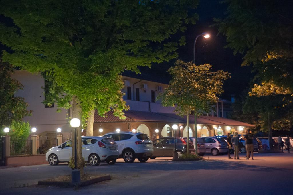 Albergo Magrini Della Genga Genga  Exteriör bild