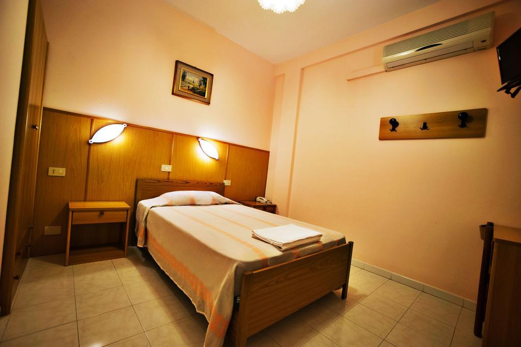 Albergo Magrini Della Genga Genga  Rum bild